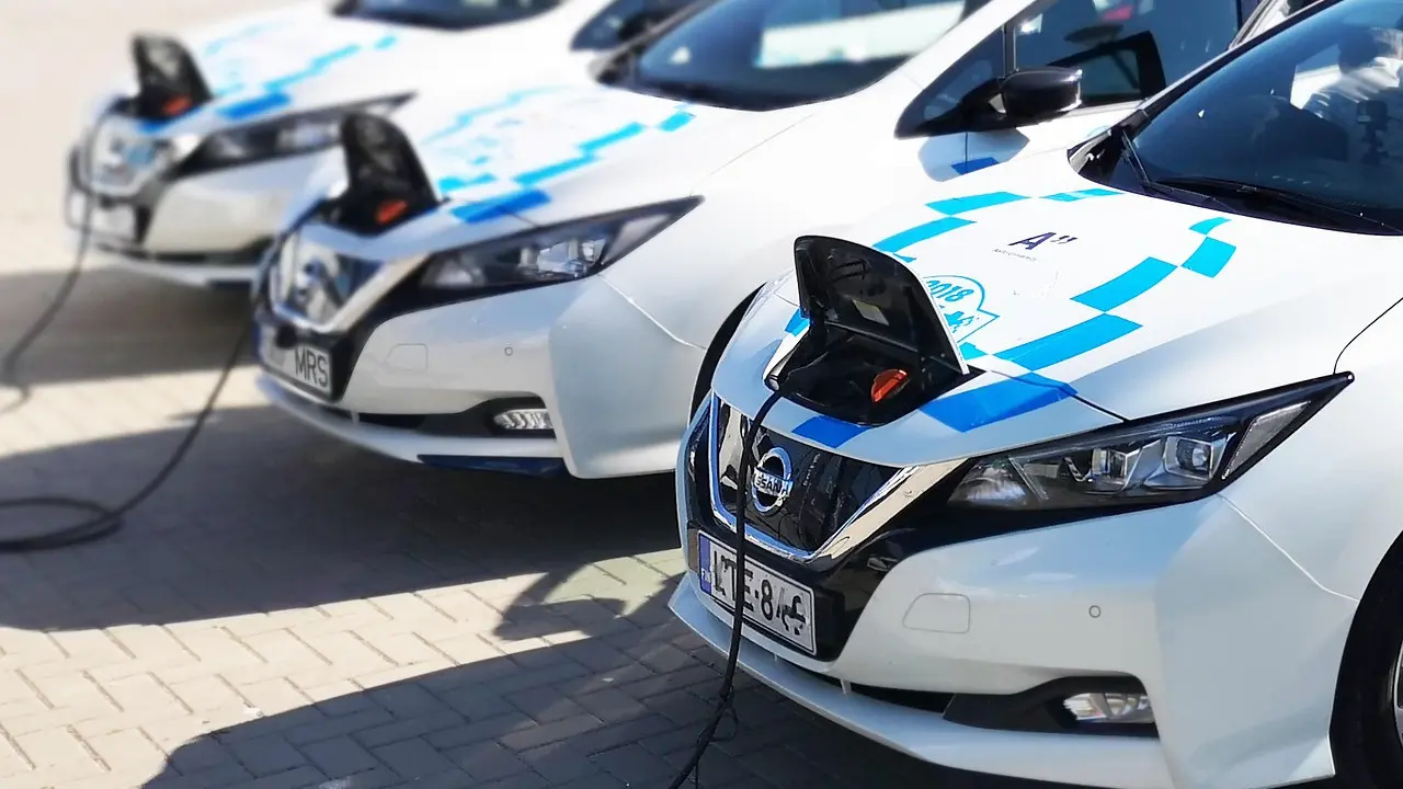 Apakah Mobil Listrik Pakai Oli Ini Penjelasan Lengkapnya
