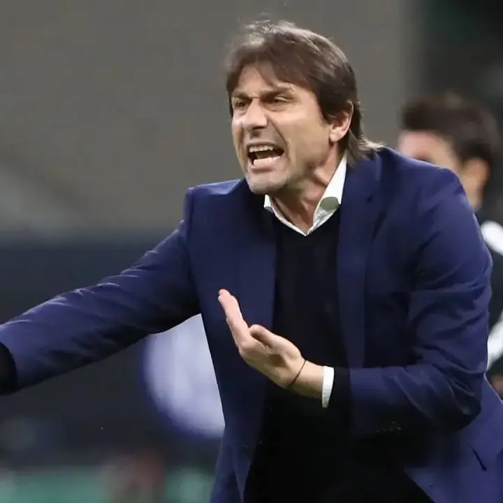 Konflik Internal Memuncak, Napoli Siap Coret Antonio Conte Demi Datangkan Xavi Hernandez