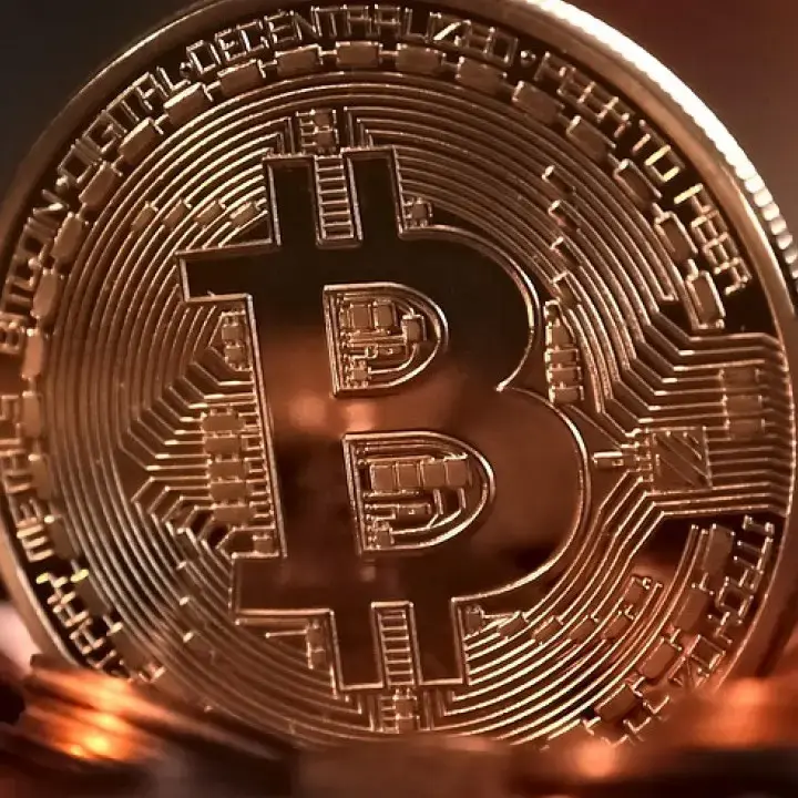Harga Bitcoin Anjlok ke Level Terendah Sejak April, Saham Perusahaan Berbasis Kripto Kompak Merosot Tajam