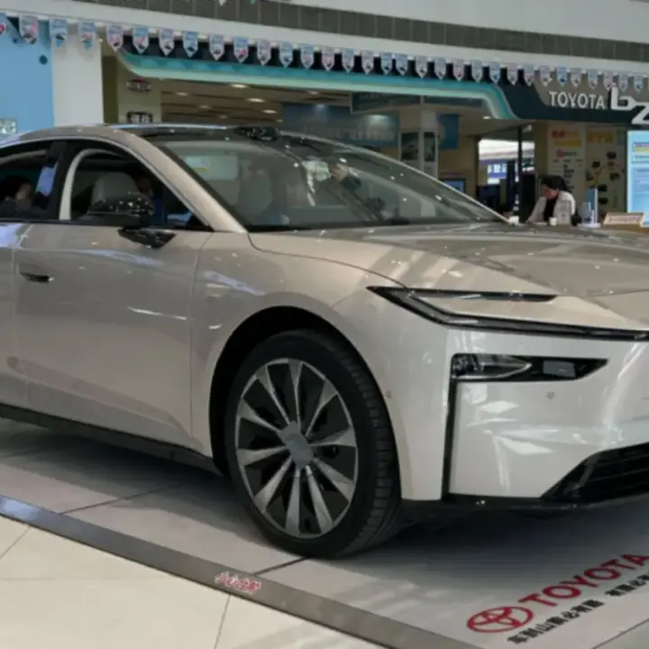 Toyota bZ7 Mulai Distribusi di Showroom China, Sedan Listrik HarmonyOS Siap Debut Resmi Awal 2026