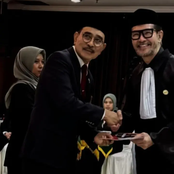 Ferry Salim Resmi Jadi Advokat di Usia 58 Tahun, Bagikan Momen Sakral Sumpah