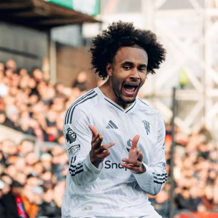 Joshua Zirkzee Cetak Gol Perdana Musim 2025/2026, Legenda Arsenal Berikan Pujian