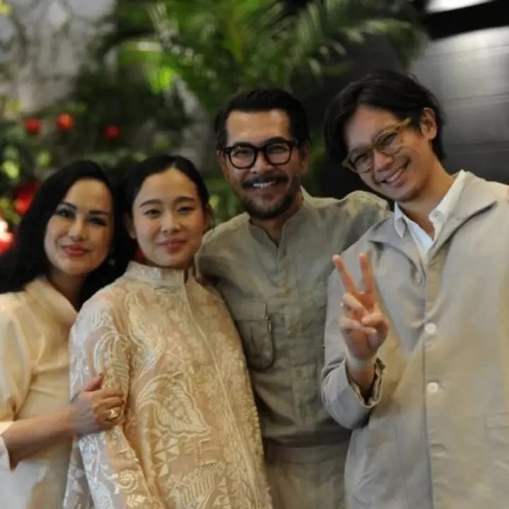 Ferry Salim Haru Bagikan Momen 7 Bulanan Kehamilan Menantu, “My Daughter in Love”