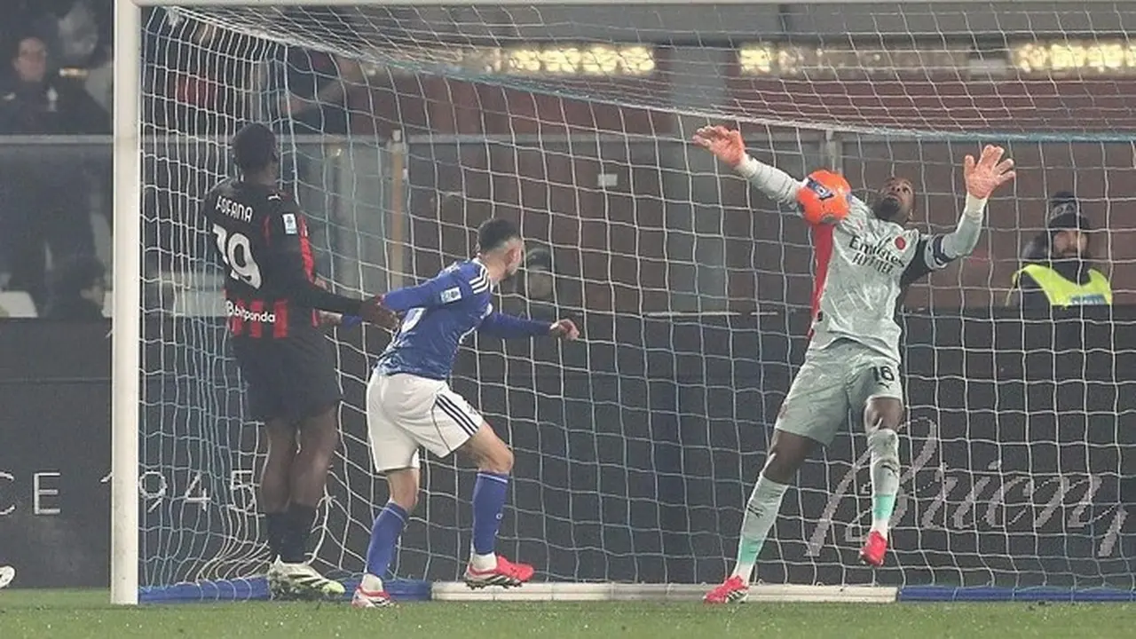 Kiper Tangguh Maignan Selamatkan AC Milan dari Kekalahan di Kandang Como