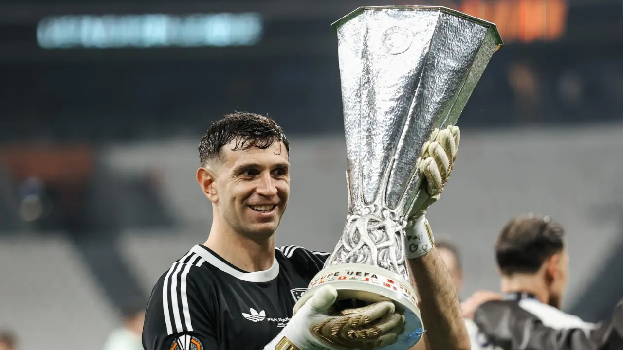Emiliano Martinez Cetak Rekor Sempurna dengan Menang di Tujuh Final Sepanjang Kariernya