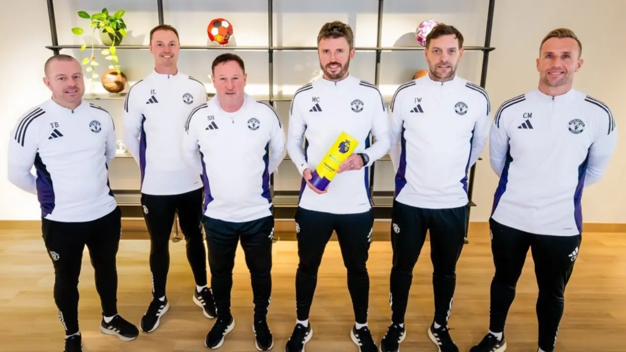 Manchester United Tidak Ubah Staf Pelatih, Steve Holland Hingga Jonny Evans Tetap Bertahan Sebagai Bagian dari Staf Michael Carrick