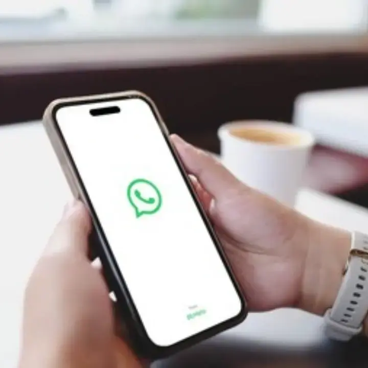 WhatsApp Uji Desain Chat Baru di iPhone, Bubble Lebih Modern Mirip iMessage dan Terinspirasi Liquid Glass Apple