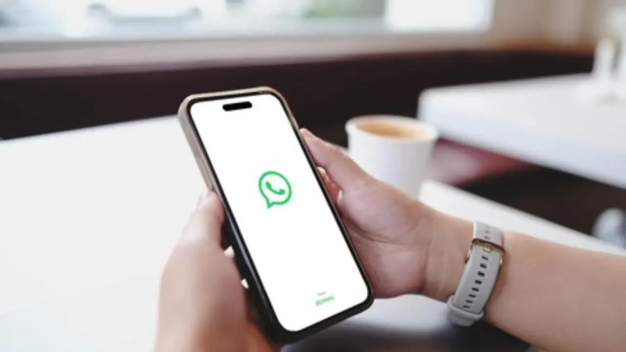Whatsapp Uji Desain Chat Baru Di Iphone Bubble Lebih Modern Mirip Imessage Dan Terinspirasi Liquid Glass Apple
