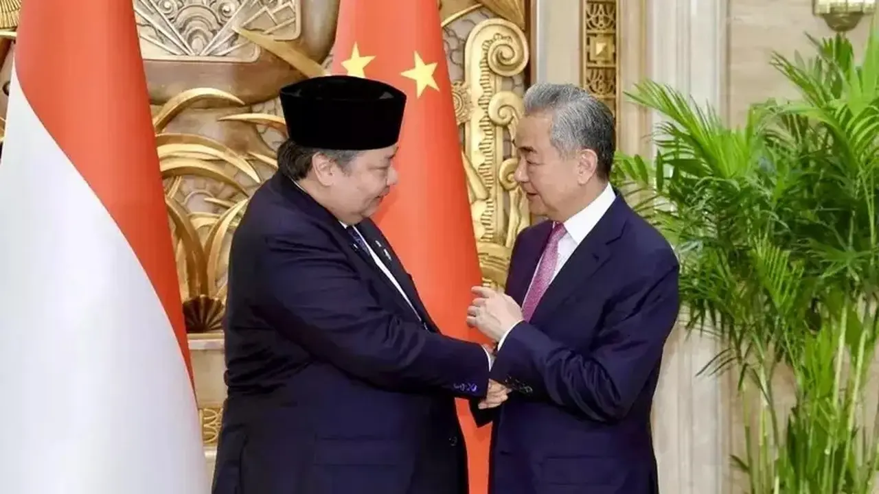 Airlangga Tawarkan Diri Jadi Kontak Langsung Wang Yi untuk Investor China