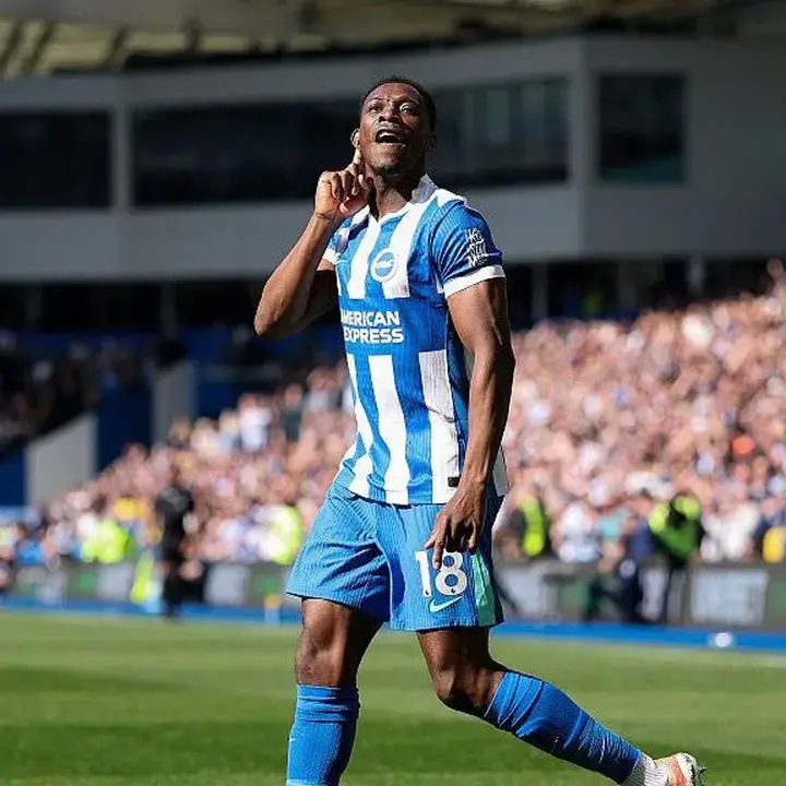 Chelsea Incar Danny Welbeck, Gary Neville Sesalkan Keputusan MU