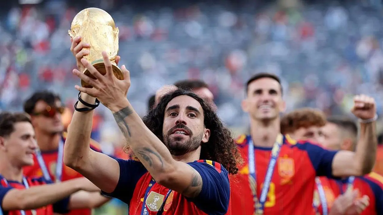 Cucurella Tepati Janji, Tato Wajah De la Fuente Terukir di Lengan