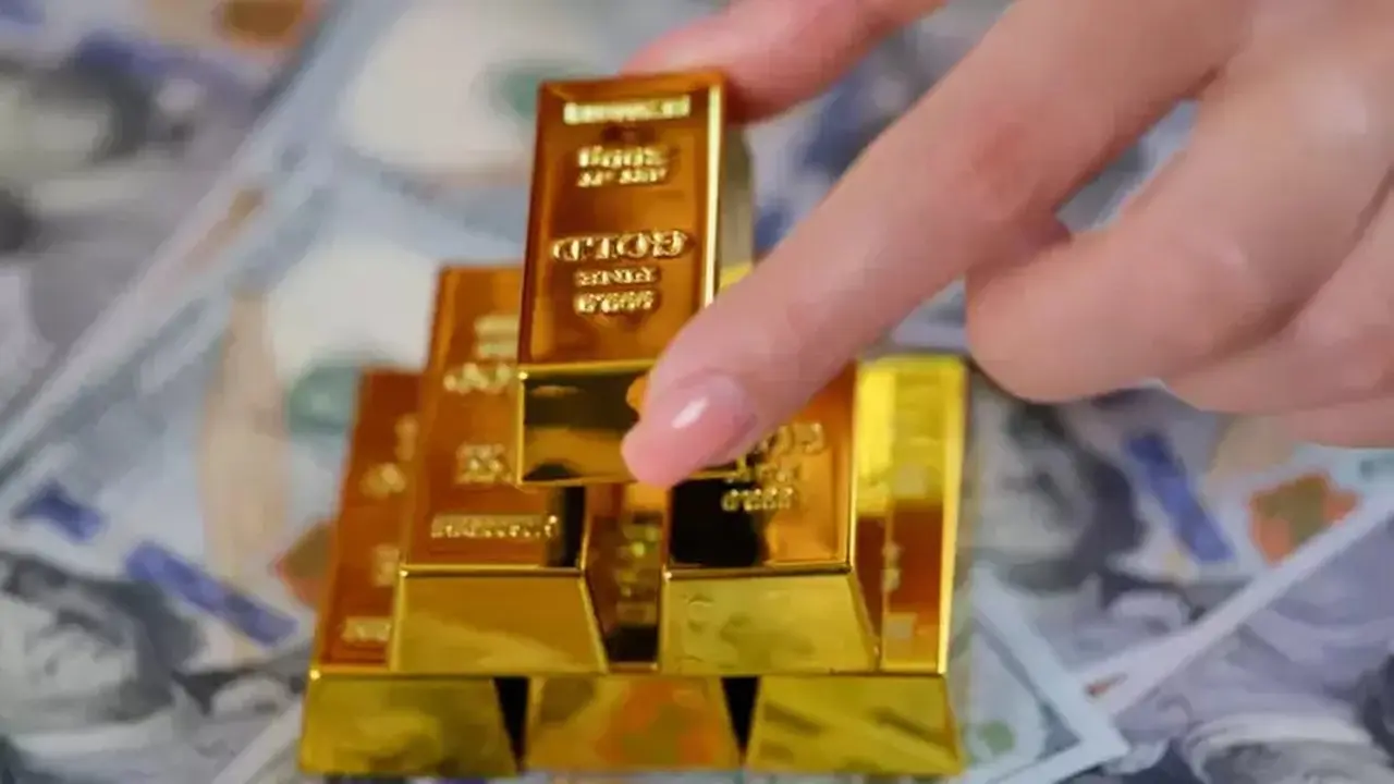 Harga Emas Meroket ke Puncak Dua Pekan Akibat Dolar Loyo