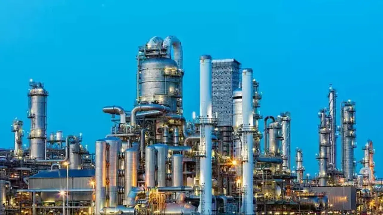 Industri Petrokimia Terancam PHK dan Perlambatan Investasi Akibat Banjir Impor Plastik