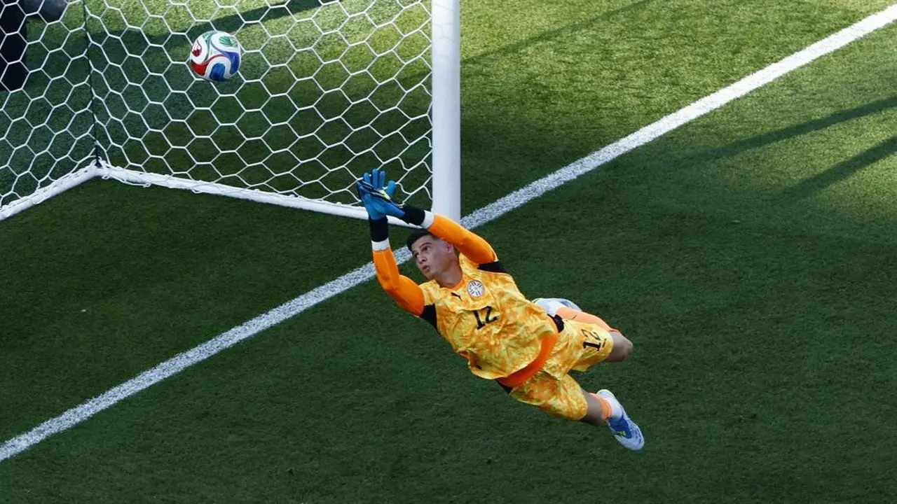Manchester United Tertarik pada Kiper Paraguay Orlando Gill, Agen Konfirmasi Komunikasi