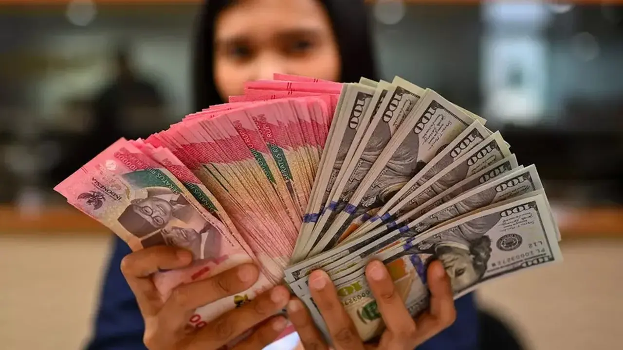 Pakar Prediksi Rupiah Terus Melemah, Target Baru Rp 18.020 per Dolar AS
