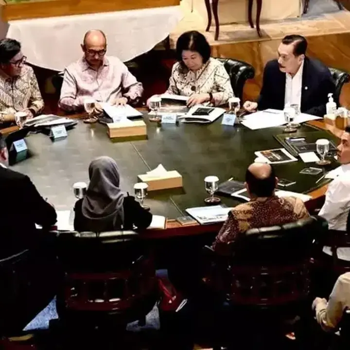 Prabowo Gelar Rapat Terbatas Bahas GovTech dan Kondisi Ekonomi di Hambalang