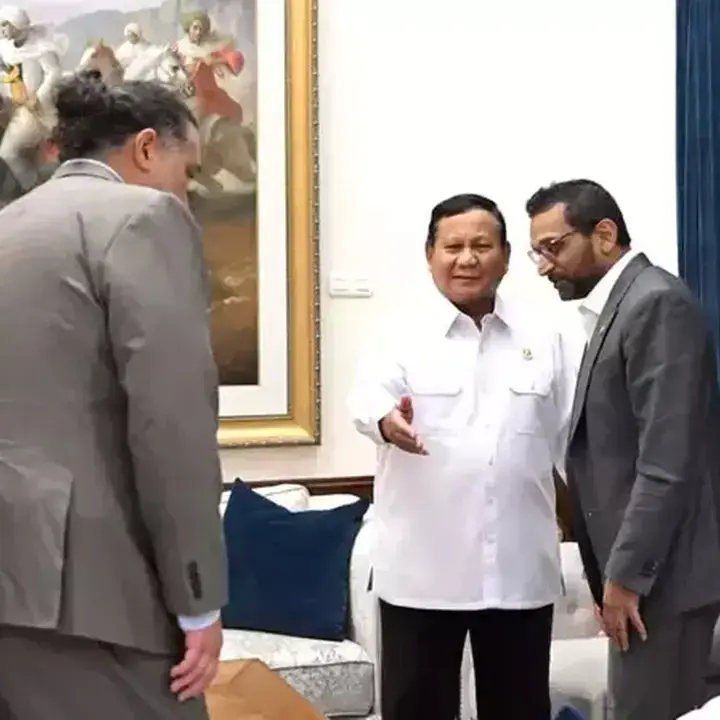 Presiden Prabowo Terima Langsung Artefak Budaya Indonesia dari Bos FBI