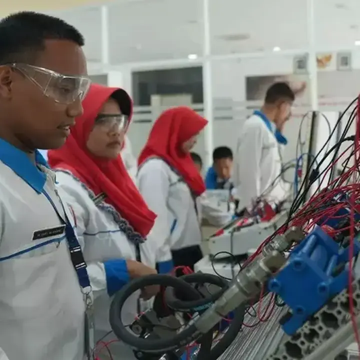 Robotika: Peluang Karier Gemilang Lulusan SMK di Era Otomatisasi