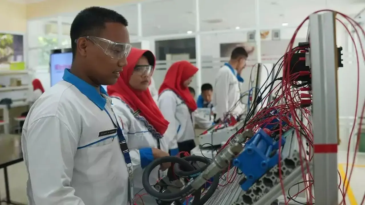Robotika: Peluang Karier Gemilang Lulusan SMK di Era Otomatisasi