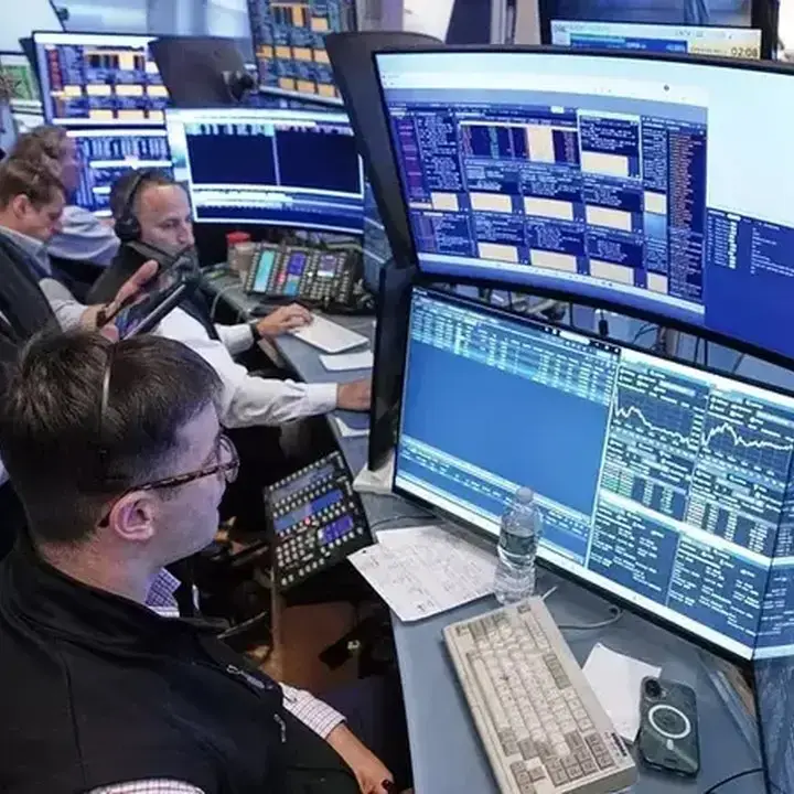 Wall Street Anjlok Akibat Minyak Naik dan Saham Teknologi Loyo