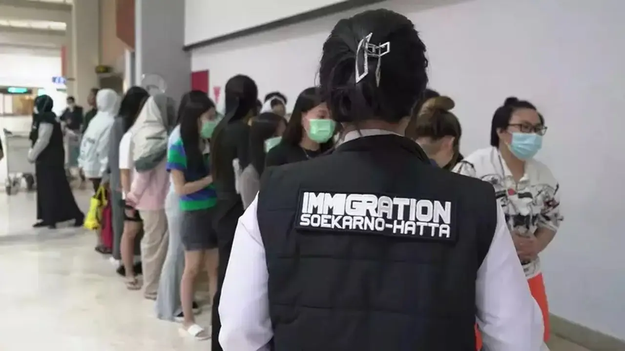 25 WN Vietnam Dideportasi Terkait Dugaan Penipuan Investasi Online