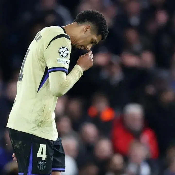 Carragher Soroti Inkonsistensi dan Kurang Disiplin Ronald Araujo di Barcelona