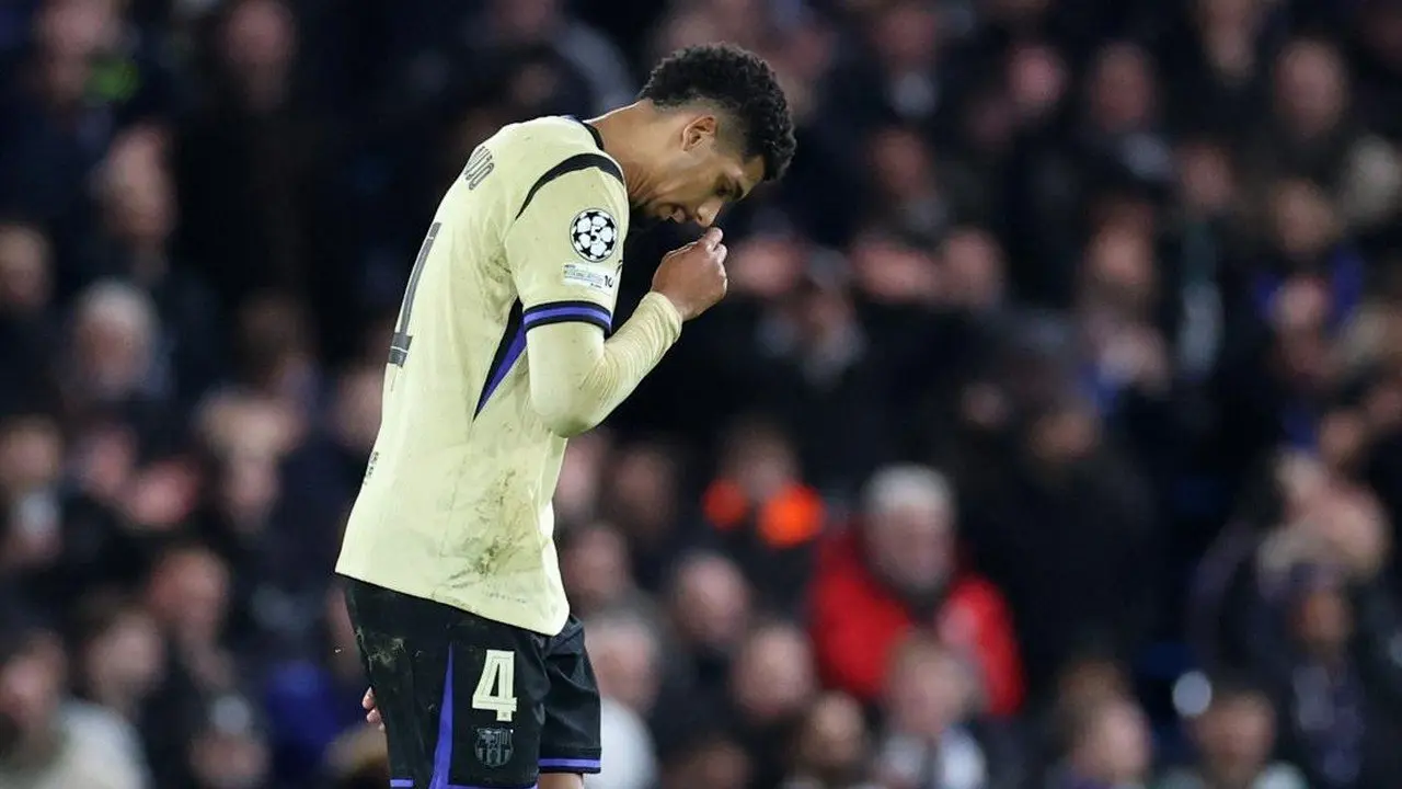 Carragher Soroti Inkonsistensi dan Kurang Disiplin Ronald Araujo di Barcelona