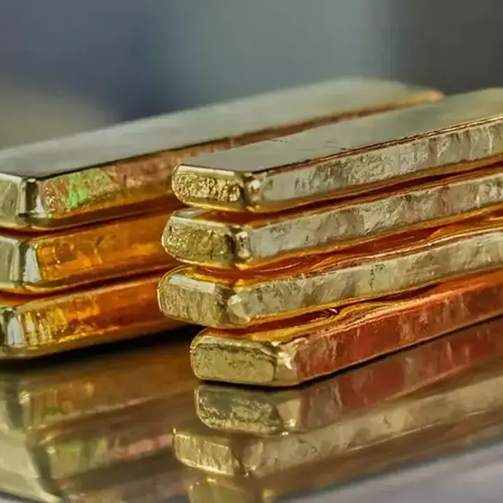 Emas Menguat Didorong Pelemahan Dolar dan Minyak, Pasar Tunggu Data Ketenagakerjaan AS