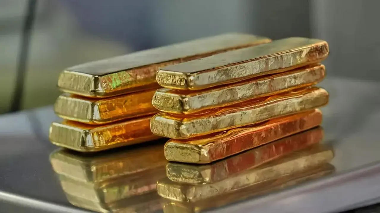 Emas Menguat Didorong Pelemahan Dolar dan Minyak, Pasar Tunggu Data Ketenagakerjaan AS