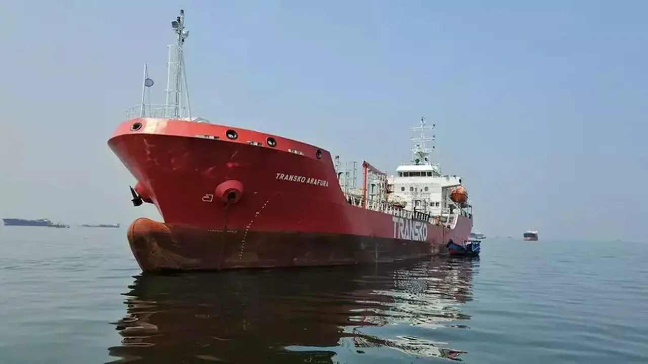 Kapal MT Transko Arafura Selamatkan 17 Korban Kebakaran KMP Mutiara Sentosa 2