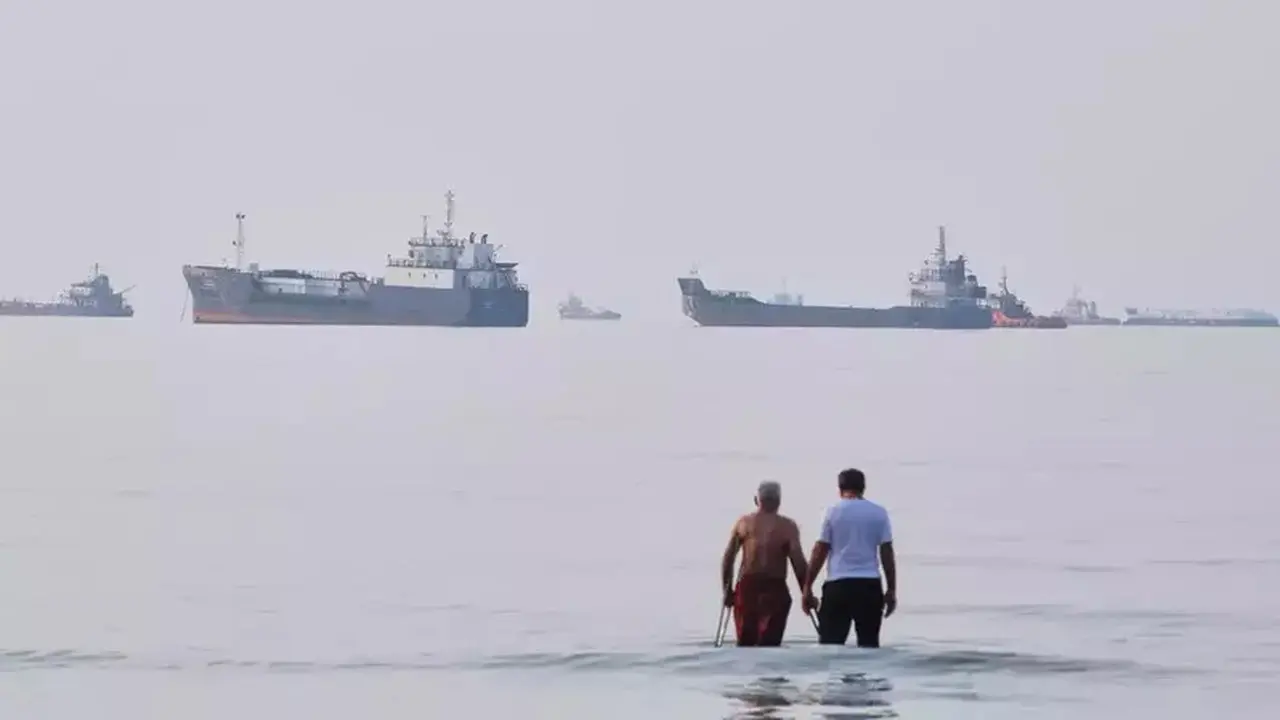Kapal Tanker Diserang di Oman, Iran Ancam Tutup Jalur Energi Global