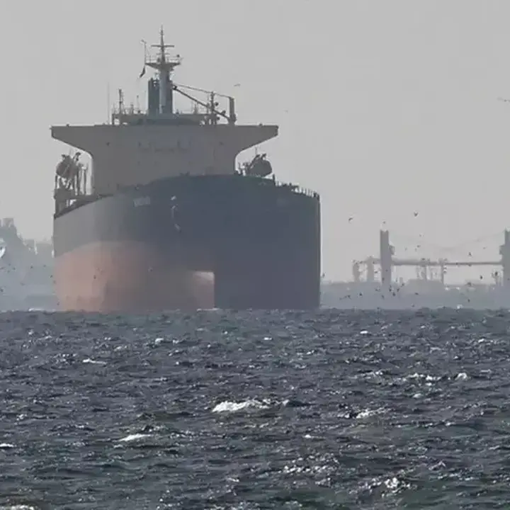 Ledakan Guncang Kapal Tanker di Selat Hormuz, Iran-Oman Tengah Bernegosiasi