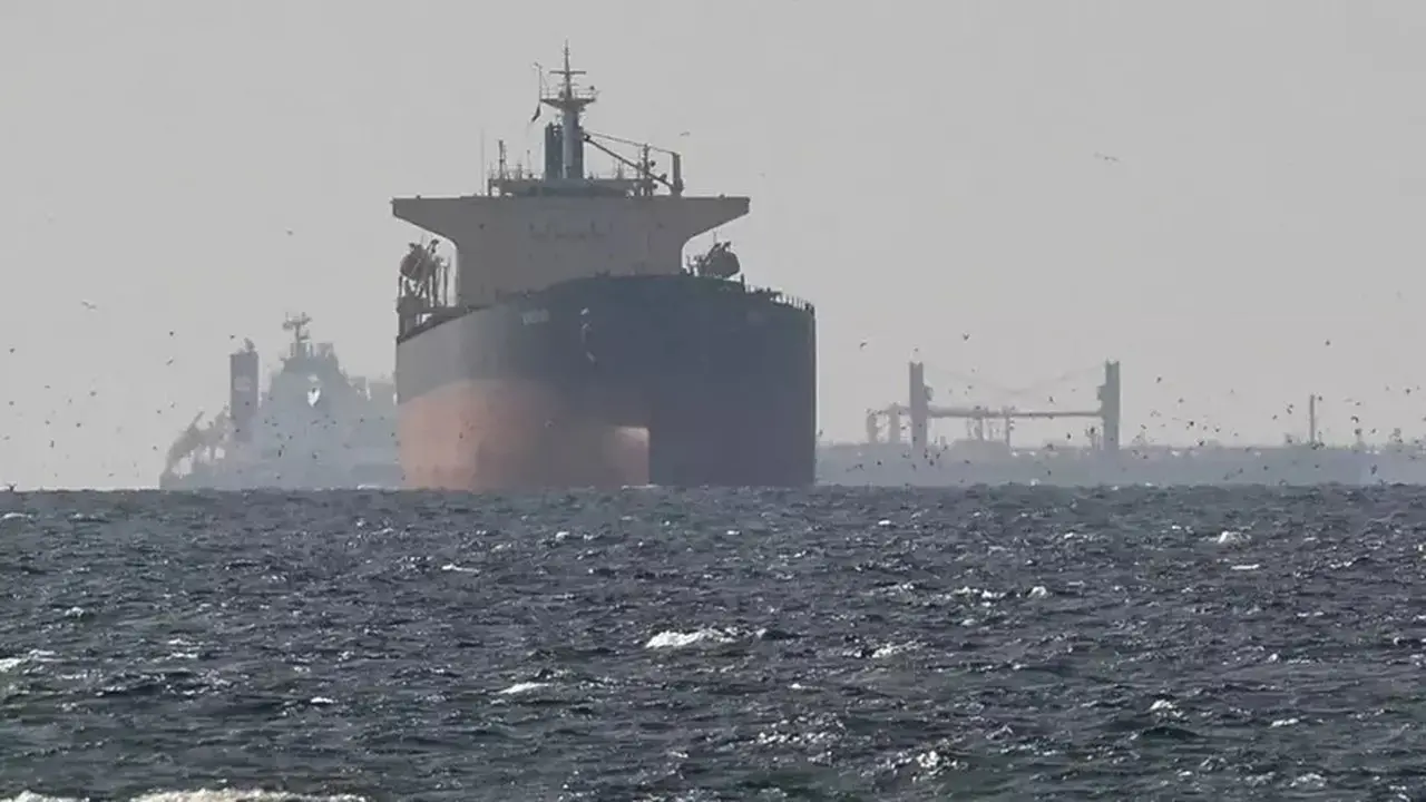 Ledakan Guncang Kapal Tanker di Selat Hormuz, Iran-Oman Tengah Bernegosiasi