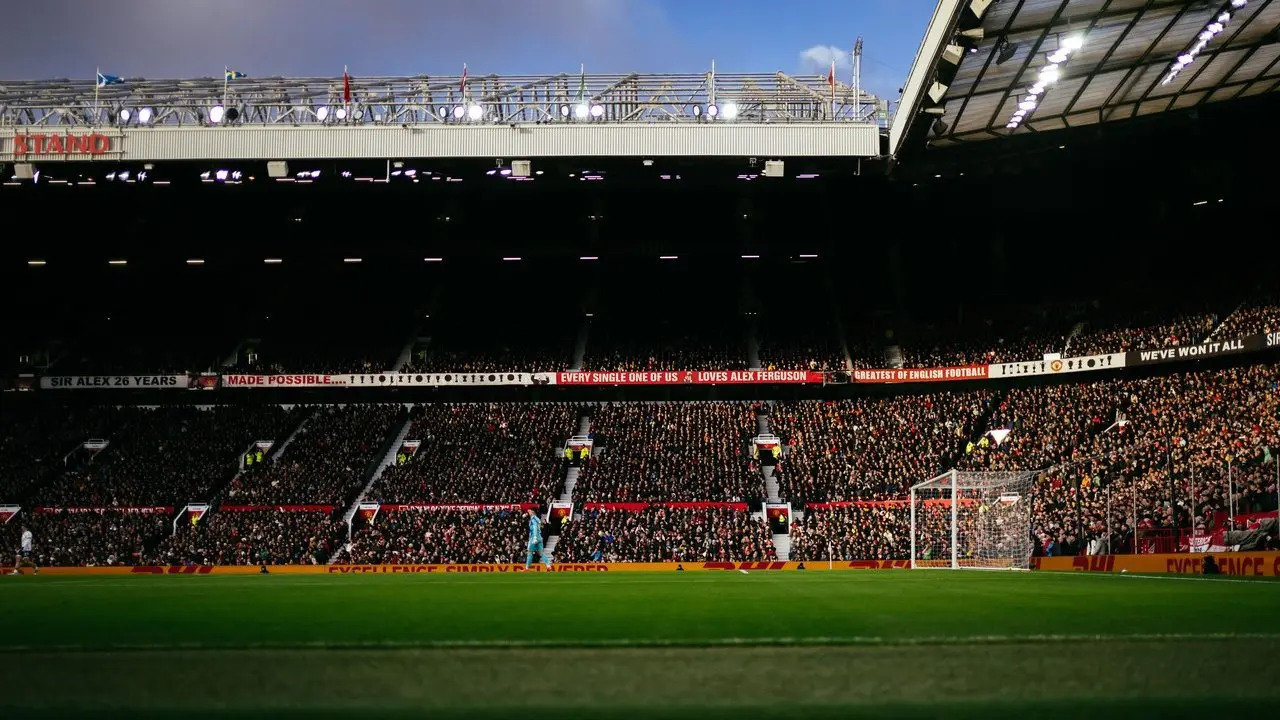 Lima Petugas Keamanan MU Didakwa Terlibat Penyerangan Suporter di Old Trafford