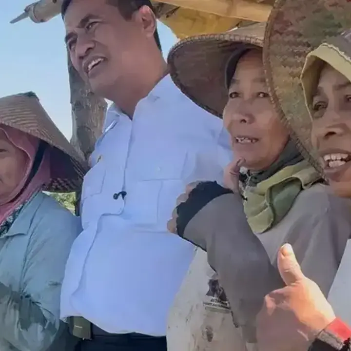 Mentan Amran Beri Traktor Petani Semarang yang Masih Bertani Manual