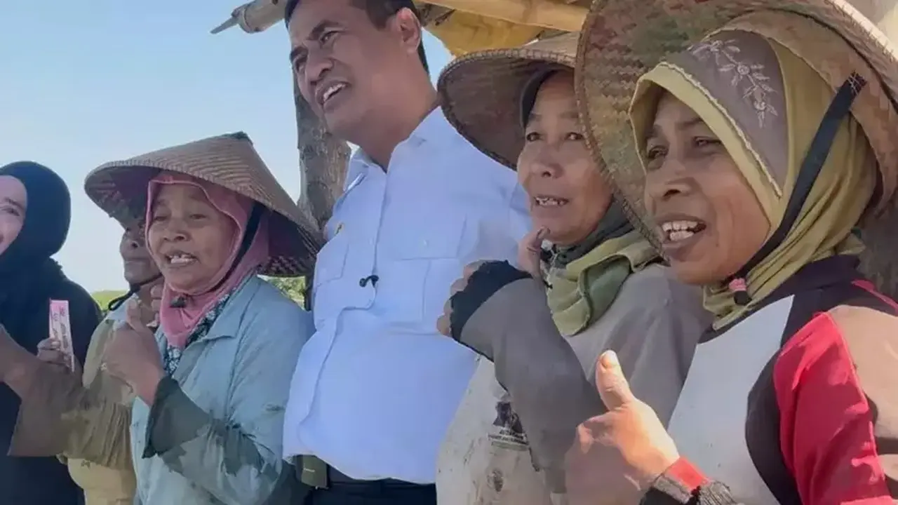 Mentan Amran Beri Traktor Petani Semarang yang Masih Bertani Manual