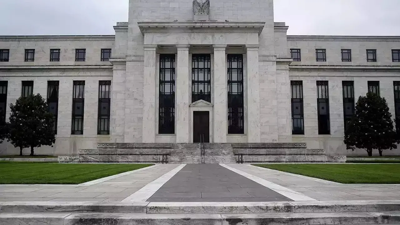 Pejabat The Fed Sebut Pentingnya Data Sebelum Putuskan Suku Bunga