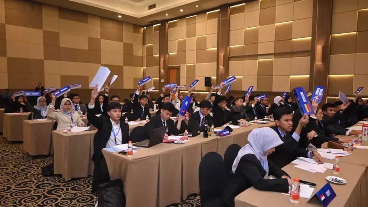 Pelajar Indonesia Bahas Isu Lingkungan Kendaraan Listrik di Forum Internasional