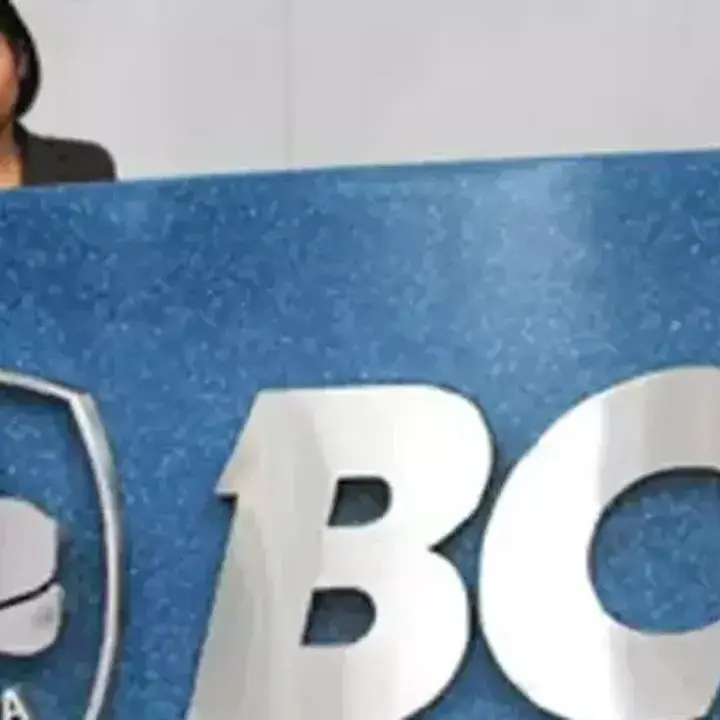 Saham BBCA Melemah, Analis Berbeda Pandangan: Ada yang Rekomendasi Beli, Ada yang Waspada