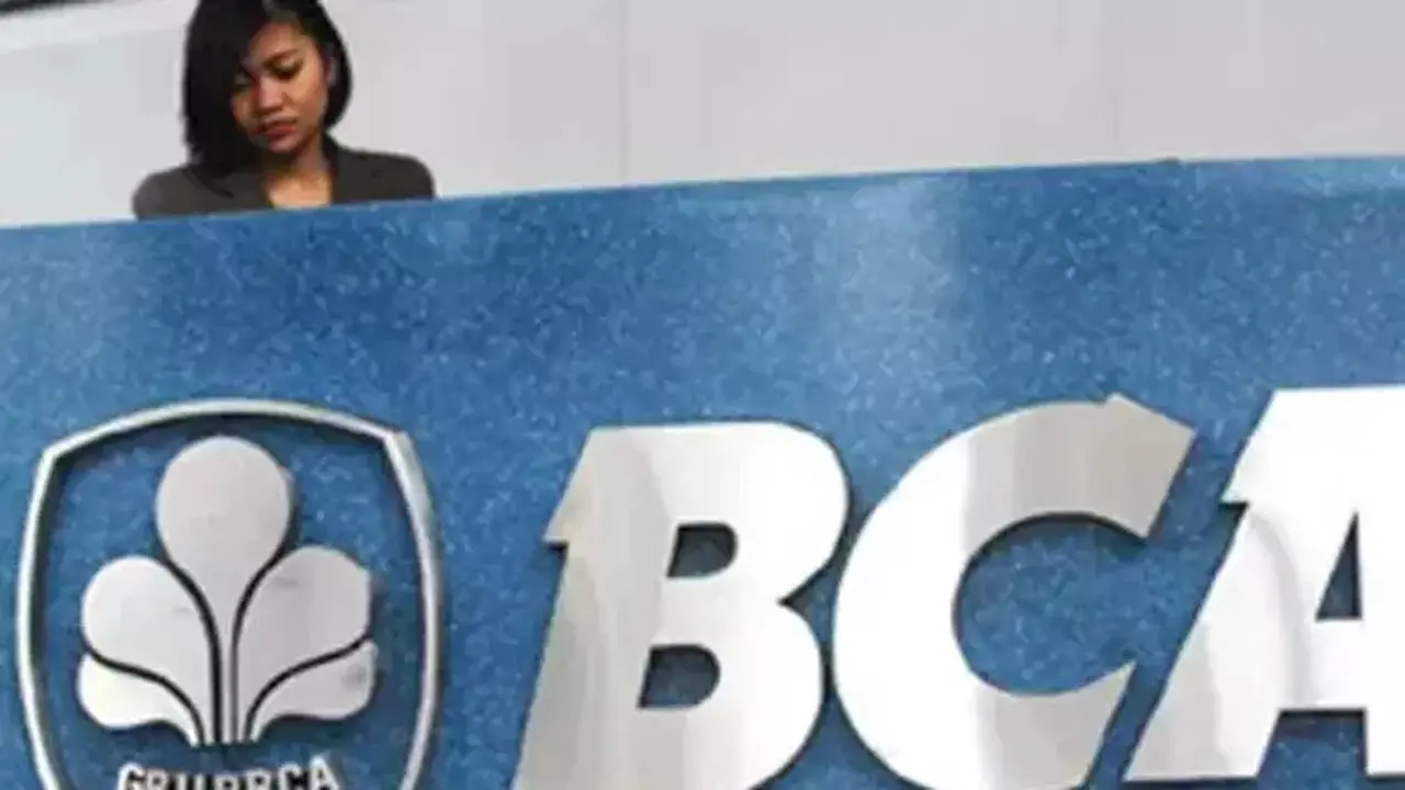 Saham BBCA Melemah, Analis Berbeda Pandangan: Ada yang Rekomendasi Beli, Ada yang Waspada