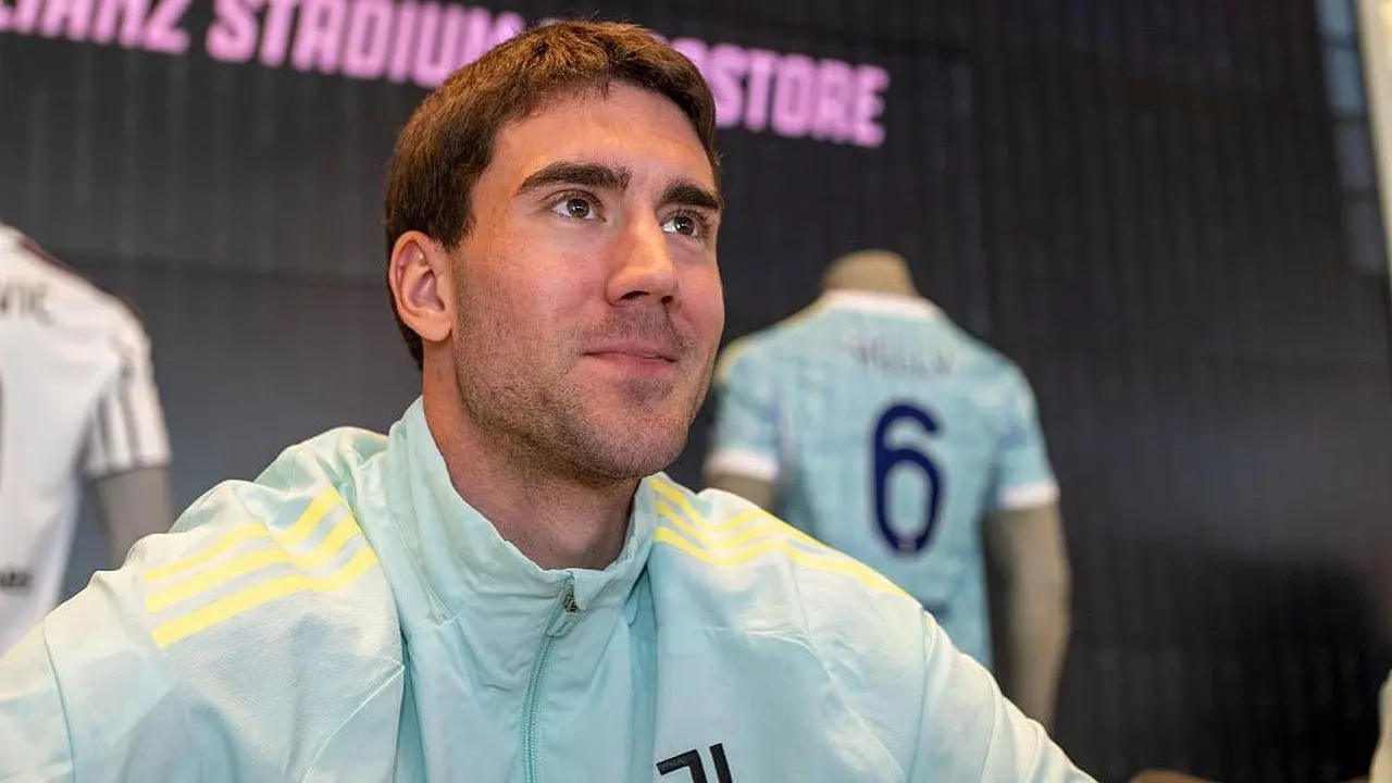 Vlahovic Tunggu Pinangan Barcelona, Pantau Ketat Situasi Alvarez