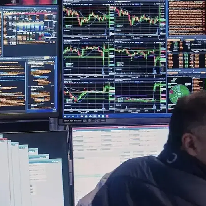 Wall Street Melemah Akibat Ketegangan Hormuz dan Laporan Keuangan