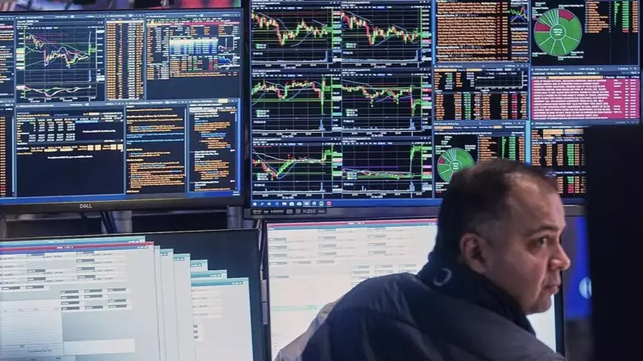 Wall Street Melemah Akibat Ketegangan Hormuz dan Laporan Keuangan